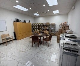 1103 E Airtex Dr, Houston, TX à louer Photo intérieure– Image 2 sur 8