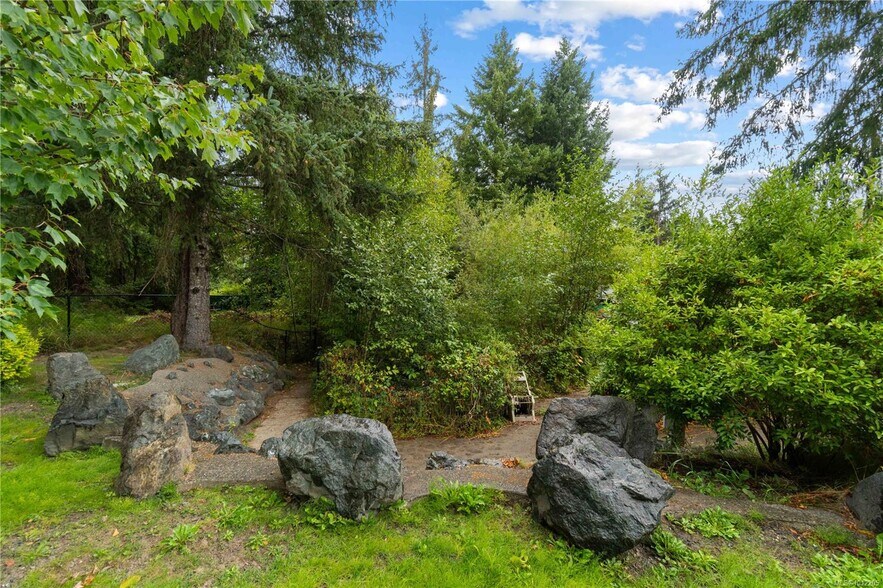 1747 Nahmint Rd, Qualicum Beach, BC à vendre - Photo de l’immeuble – Image 3 sur 17