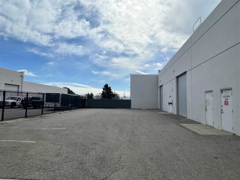1706 E Francis St, Ontario, CA à louer - Photo de l’immeuble – Image 2 sur 2