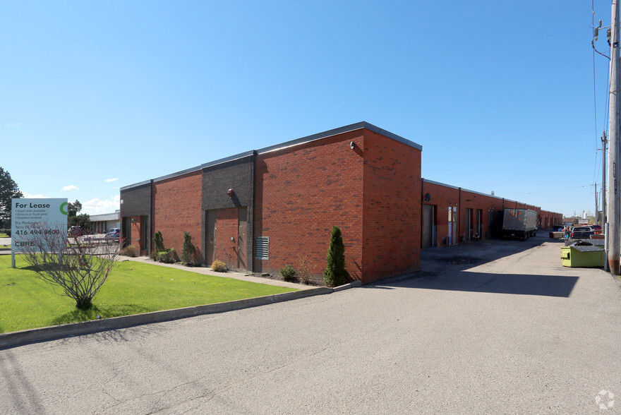 701-745 Fenmar Dr, Toronto, ON à louer - Photo principale – Image 1 sur 2