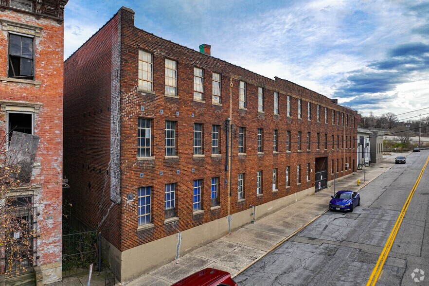 2624 Colerain Ave, Cincinnati, OH à louer - Photo de l’immeuble – Image 1 sur 11