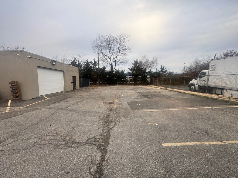 32 Allen Blvd, Farmingdale, NY à louer - Photo de l’immeuble – Image 1 sur 7