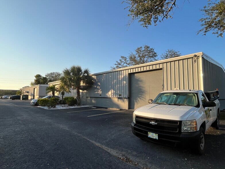 16121 Pine Ridge Rd, Fort Myers, FL à louer - Photo de l’immeuble – Image 2 sur 6