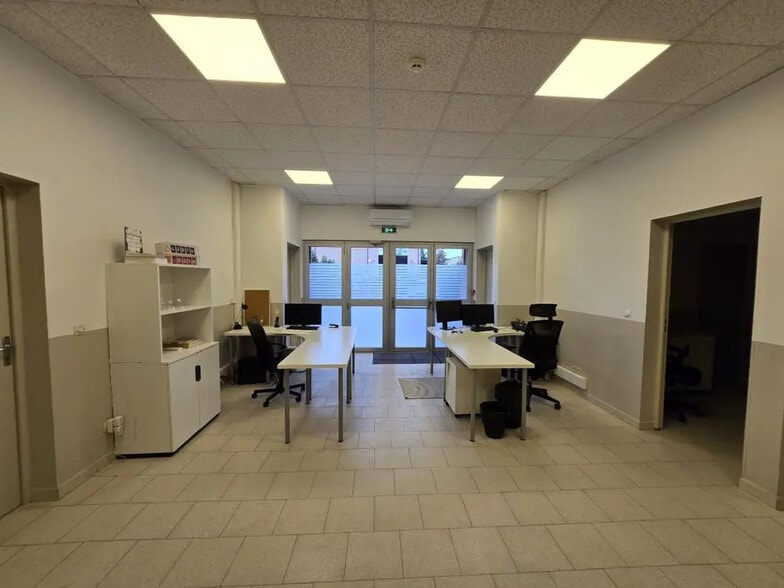 Local commercial dans La Crau à louer - Photo de l’immeuble – Image 3 sur 11
