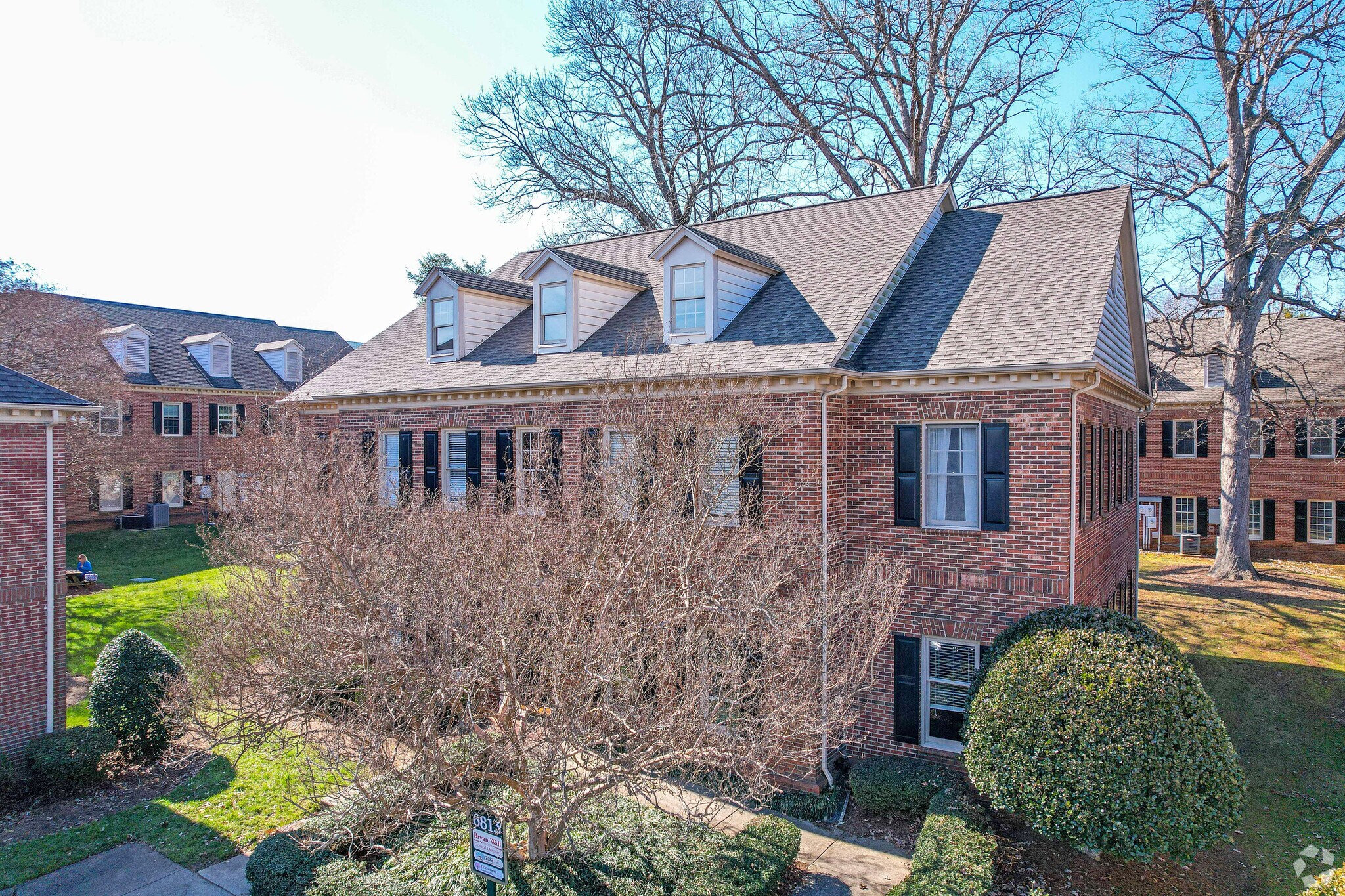 6813 Fairview Rd, Charlotte, NC à louer Photo principale– Image 1 sur 14