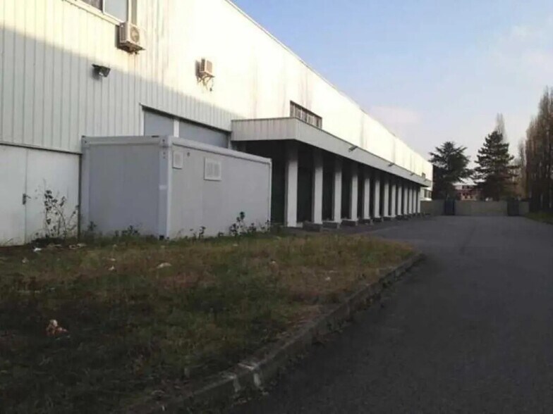 Local d’activités dans SAINT-OUEN-L'AUMONE à louer - Photo de l’immeuble – Image 2 sur 13