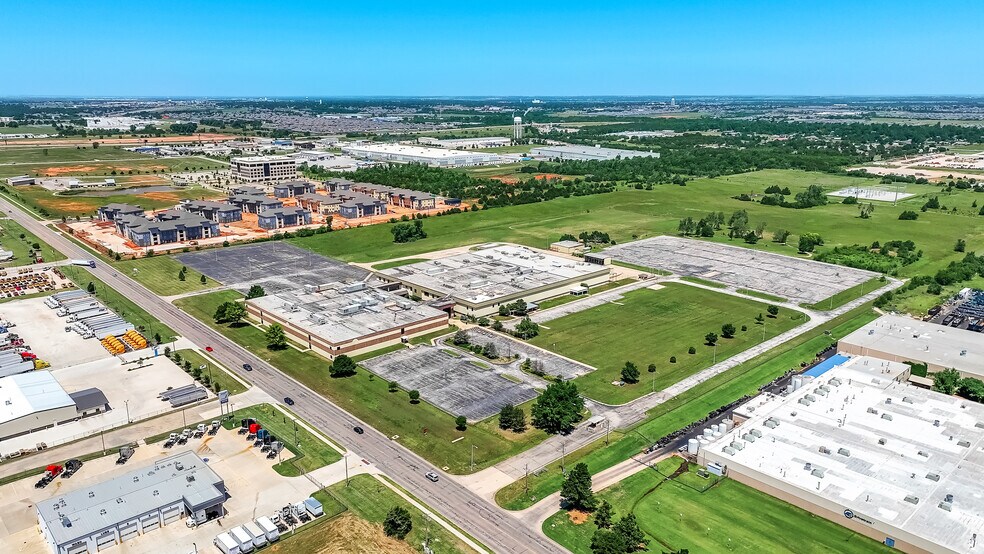 10321 W Reno Ave, Oklahoma City, OK à louer - Photo de l’immeuble – Image 3 sur 49