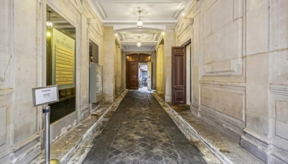 55 Rue Pierre Charron, Paris à louer - Hall d’entrée – Image 3 sur 10