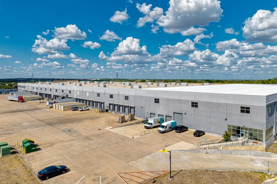 301 W Howard Ln, Austin, TX à louer - Photo de l’immeuble – Image 2 sur 21