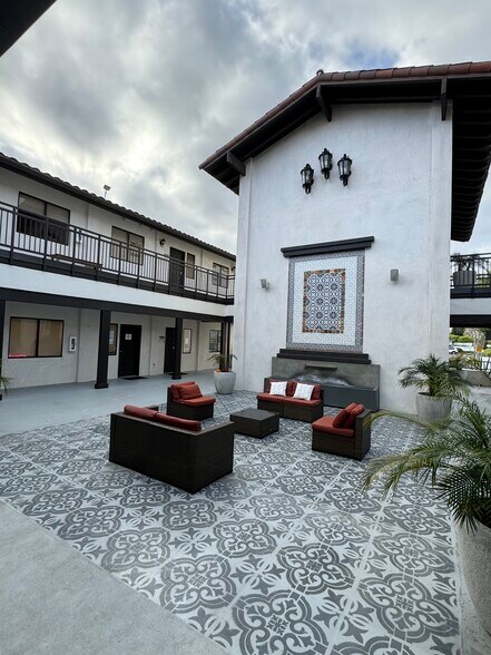 24953 Paseo De Valencia, Laguna Hills, CA à louer - Photo de l’immeuble – Image 3 sur 21