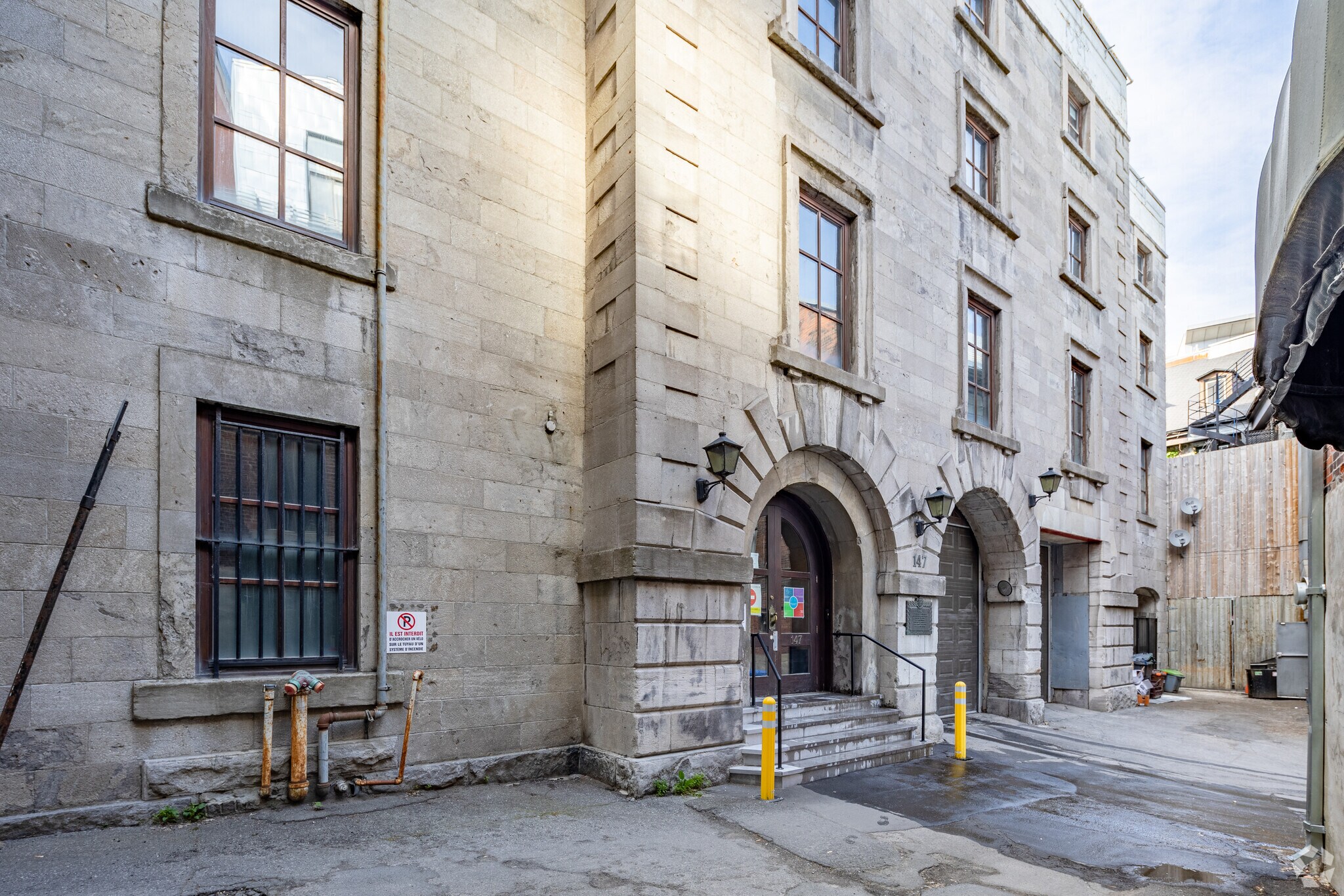 147 Rue Saint-Paul O, Montréal, QC à louer Photo principale– Image 1 sur 7
