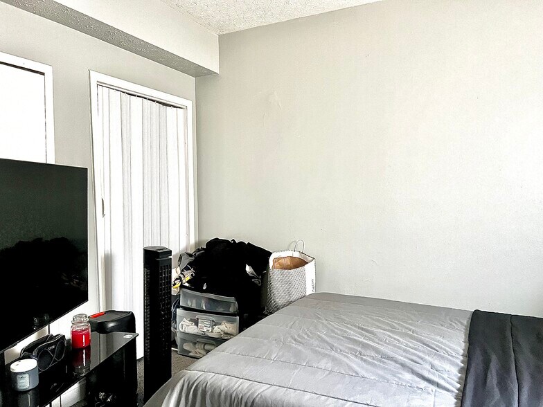 15557 Lake Shore Blvd, Cleveland, OH à vendre - Photo de l’immeuble – Image 3 sur 9
