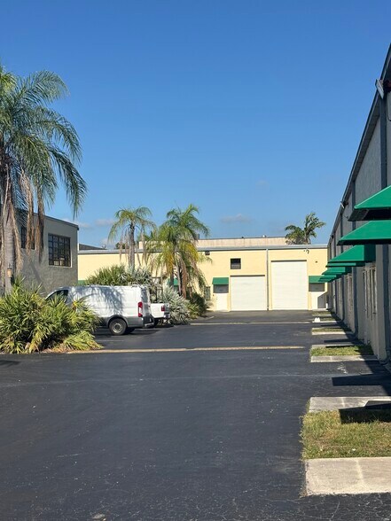14305 SW 142nd St, Miami, FL à louer - Photo de l’immeuble – Image 2 sur 5
