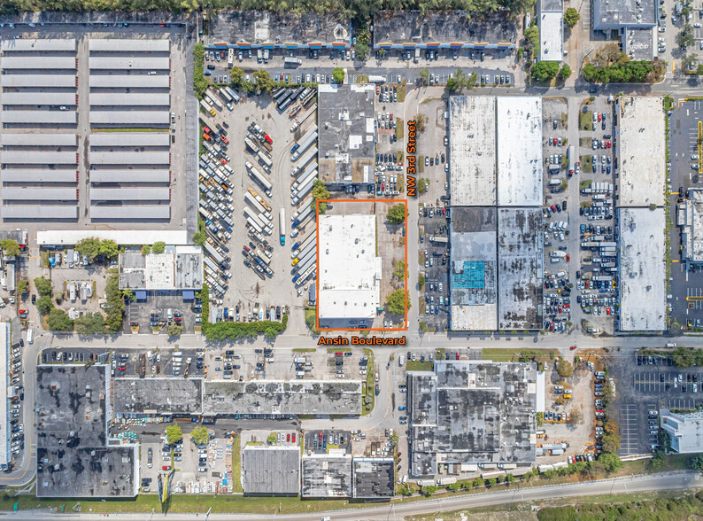 1051 NW 3rd St, Hallandale, FL à vendre - Photo de l’immeuble – Image 3 sur 5