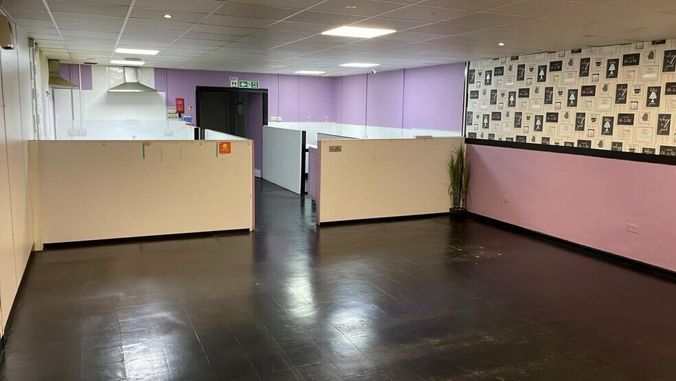 95-105 Oak Rd, Manchester à louer - Photo de l’immeuble – Image 3 sur 6