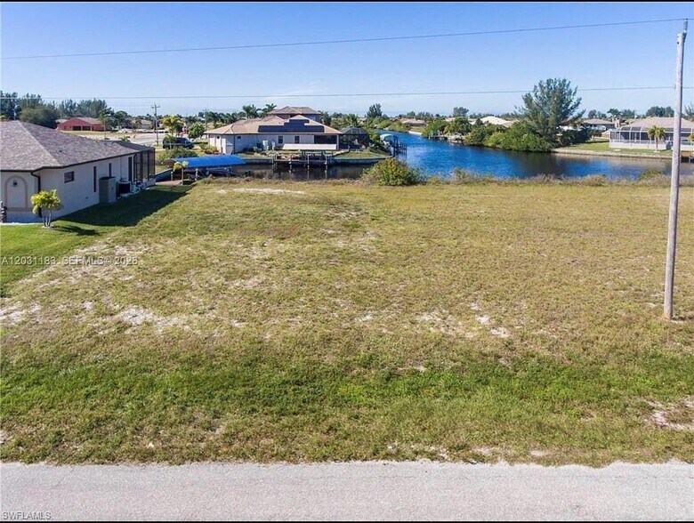 3411 NW 46th Ln, Cape Coral, FL à vendre - Photo de l’immeuble – Image 2 sur 2