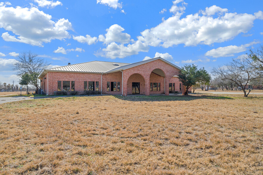 7704 S Loop 1604 E, Elmendorf, TX à louer - Photo de l’immeuble – Image 3 sur 8