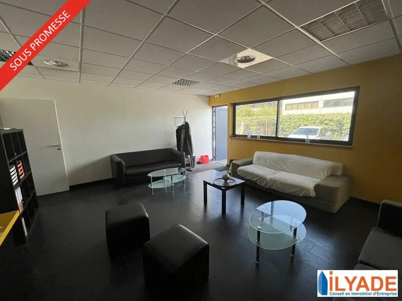 586 Avenue Des Chasseens, Gardanne à louer - Photo de l’immeuble – Image 2 sur 6