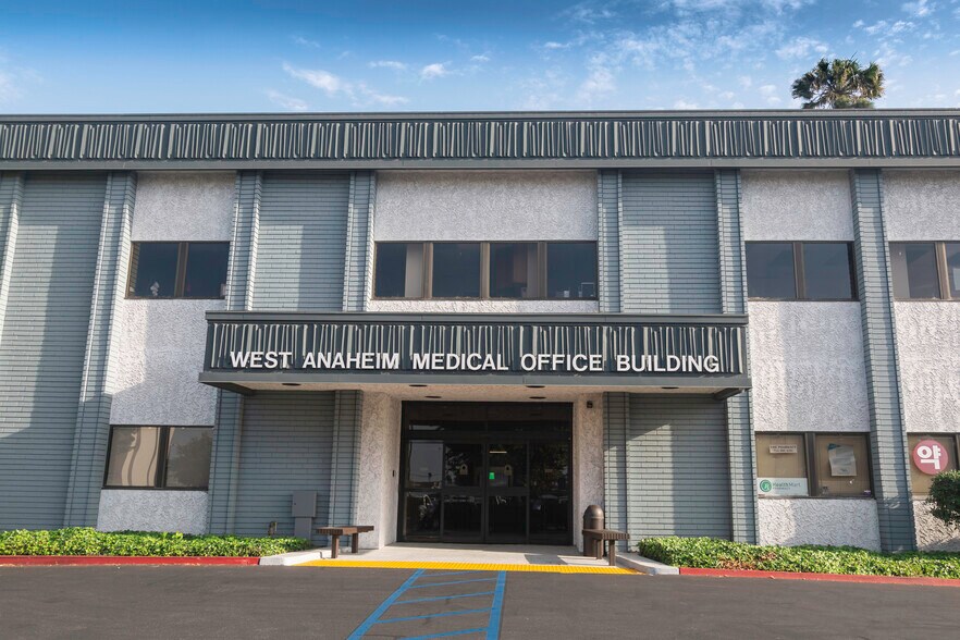 3055 W Orange Ave, Anaheim, CA à louer - Photo de l’immeuble – Image 3 sur 5