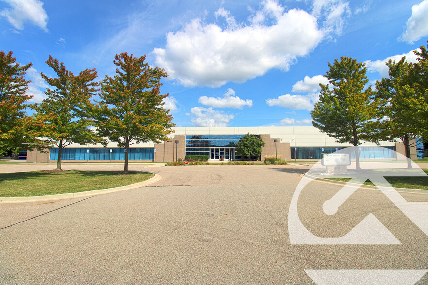5850 Mercury Dr, Dearborn, MI à louer - Photo de l’immeuble – Image 1 sur 22
