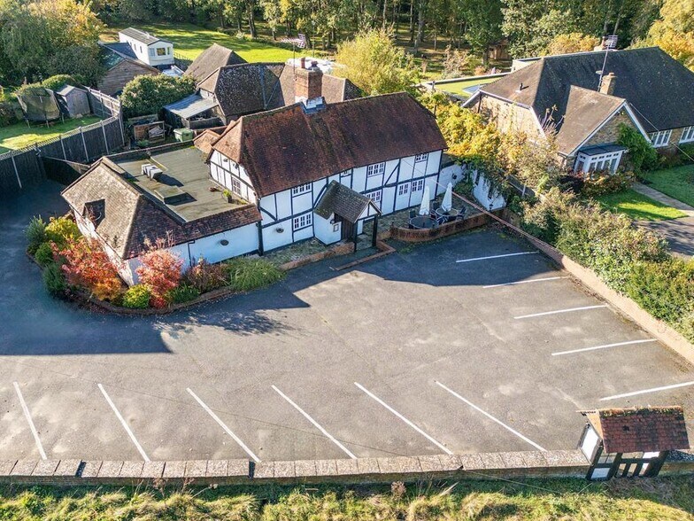 125 Windsor Rd, Chobham à vendre - Photo de l’immeuble – Image 1 sur 9