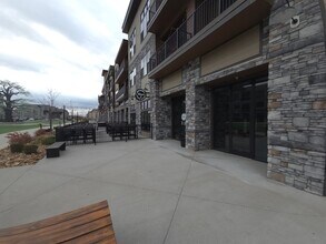 15325 Old Town Dr, Parkville, MO à louer Photo de l’immeuble– Image 2 sur 9