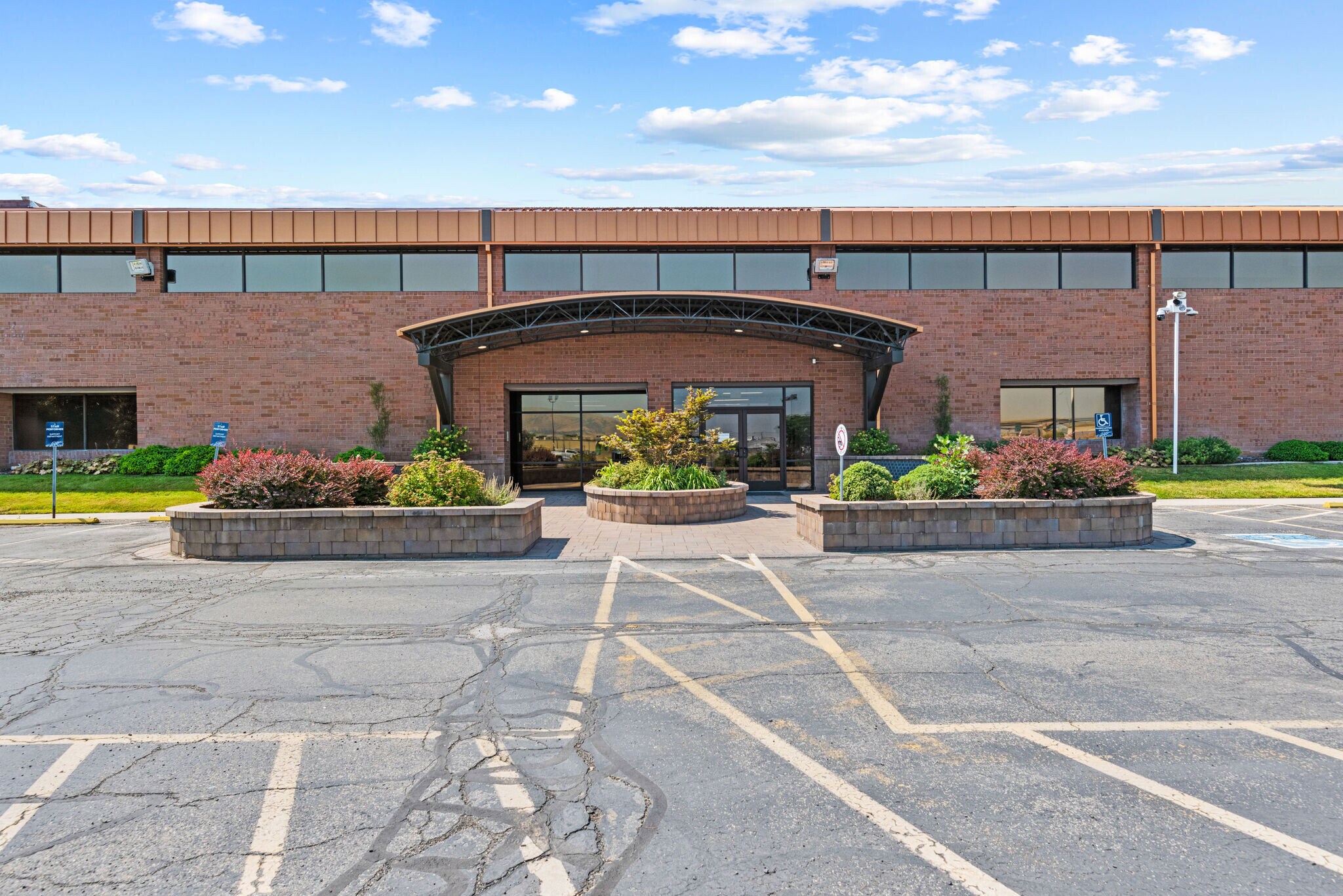 310 W Bearcat Dr, South Salt Lake, UT à louer Photo de l’immeuble– Image 1 sur 27