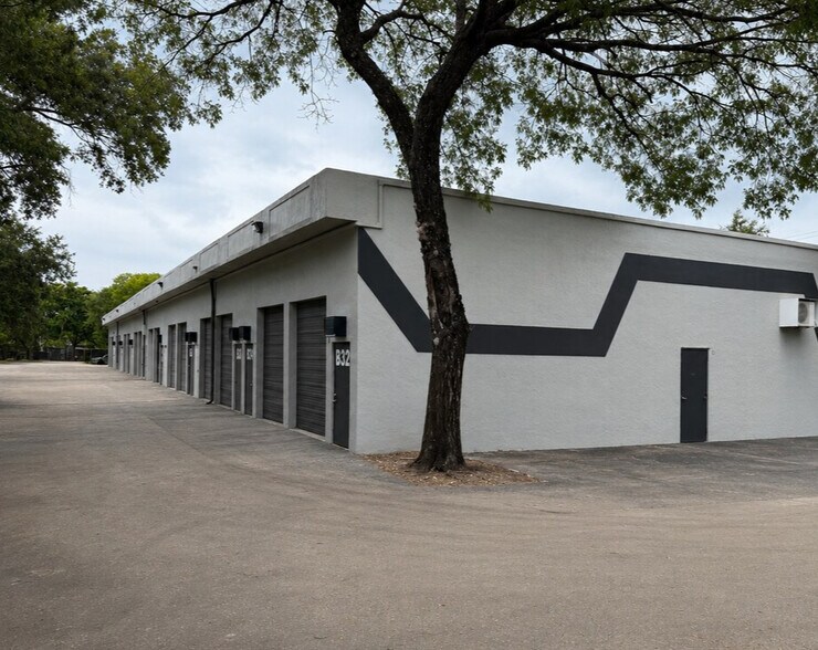 2180 NW 18th Ave, Pompano Beach, FL à louer - Photo de l’immeuble – Image 2 sur 2