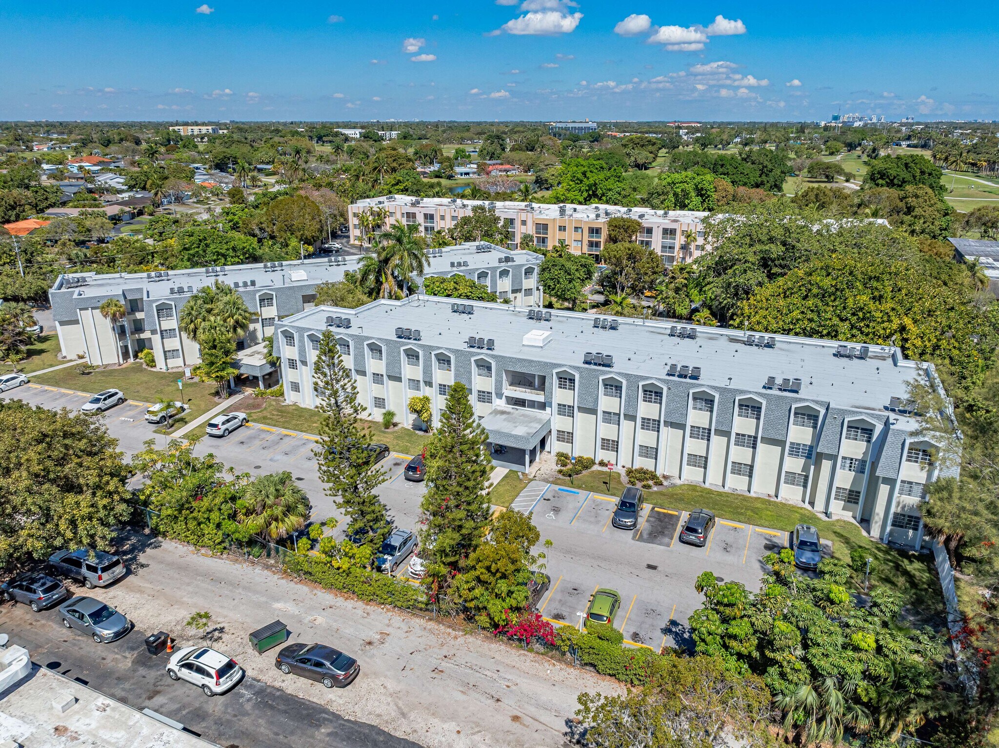15900 SW 95th Ave, Miami, FL à vendre Photo de l’immeuble– Image 1 sur 14