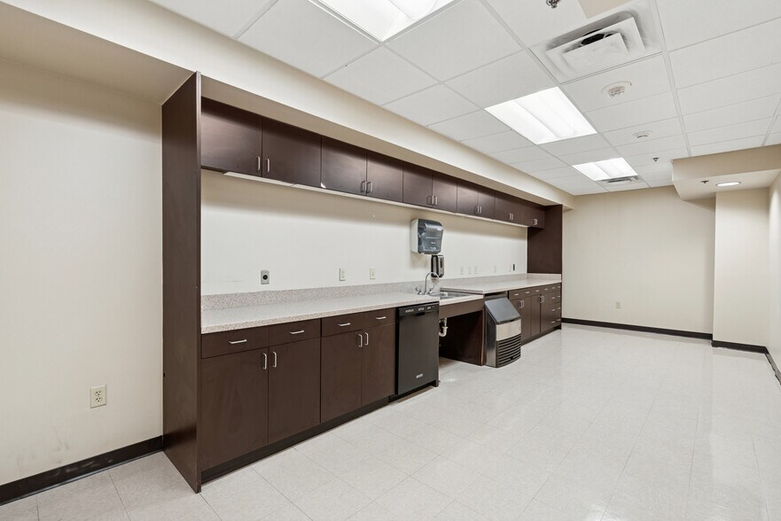 1100 NE Loop 410, San Antonio, TX à louer - Photo de l’immeuble – Image 3 sur 11