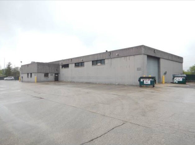 16450 W Rogers Dr, New Berlin, WI à vendre Photo principale– Image 1 sur 15