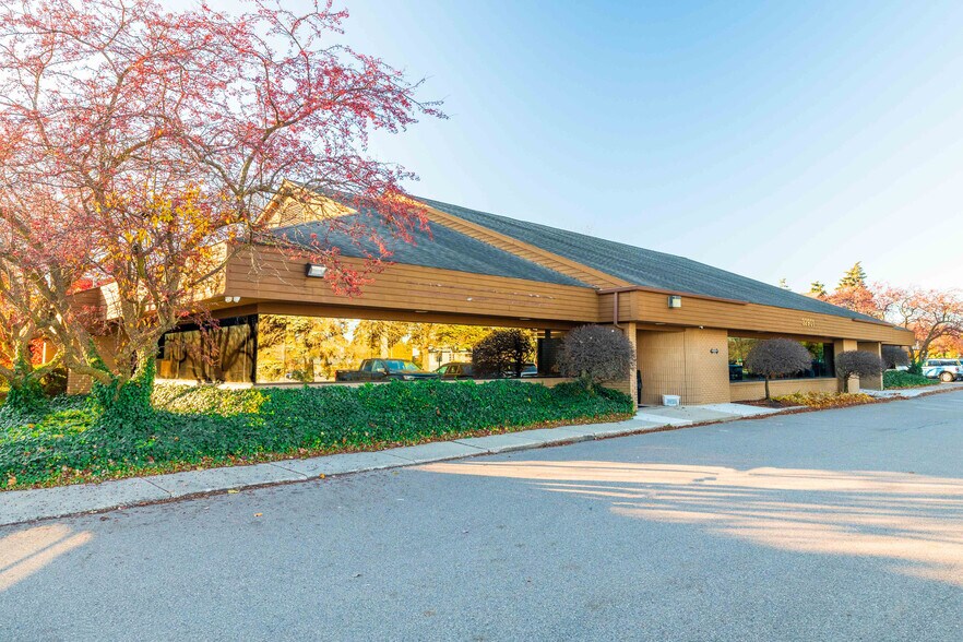 32901 Middlebelt Rd, Farmington Hills, MI à louer - Photo de l’immeuble – Image 2 sur 11