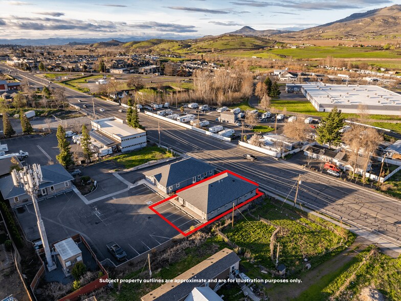 296 S Pacific Hwy, Talent, OR à vendre - Photo principale – Image 1 sur 54
