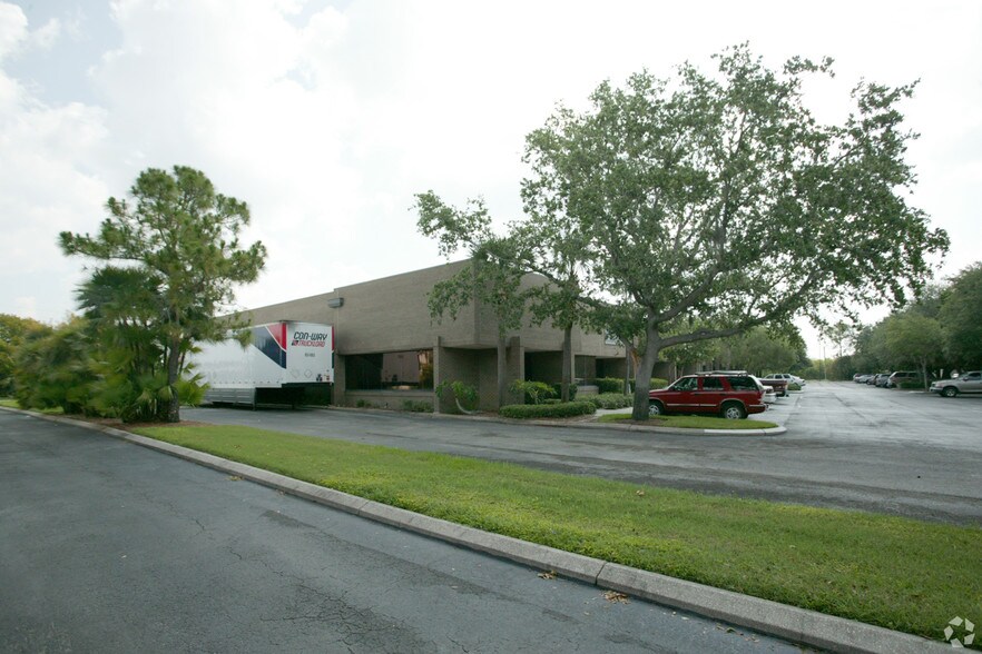 1661 Commerce Ave N, Saint Petersburg, FL à louer - Photo de l’immeuble – Image 2 sur 6