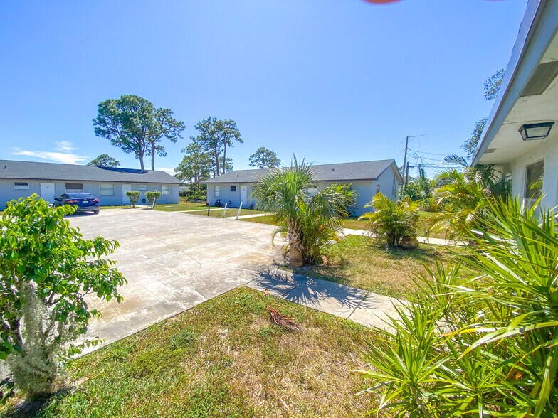 733 Neil Rd, West Palm Beach, FL à vendre - Photo de l’immeuble – Image 2 sur 12