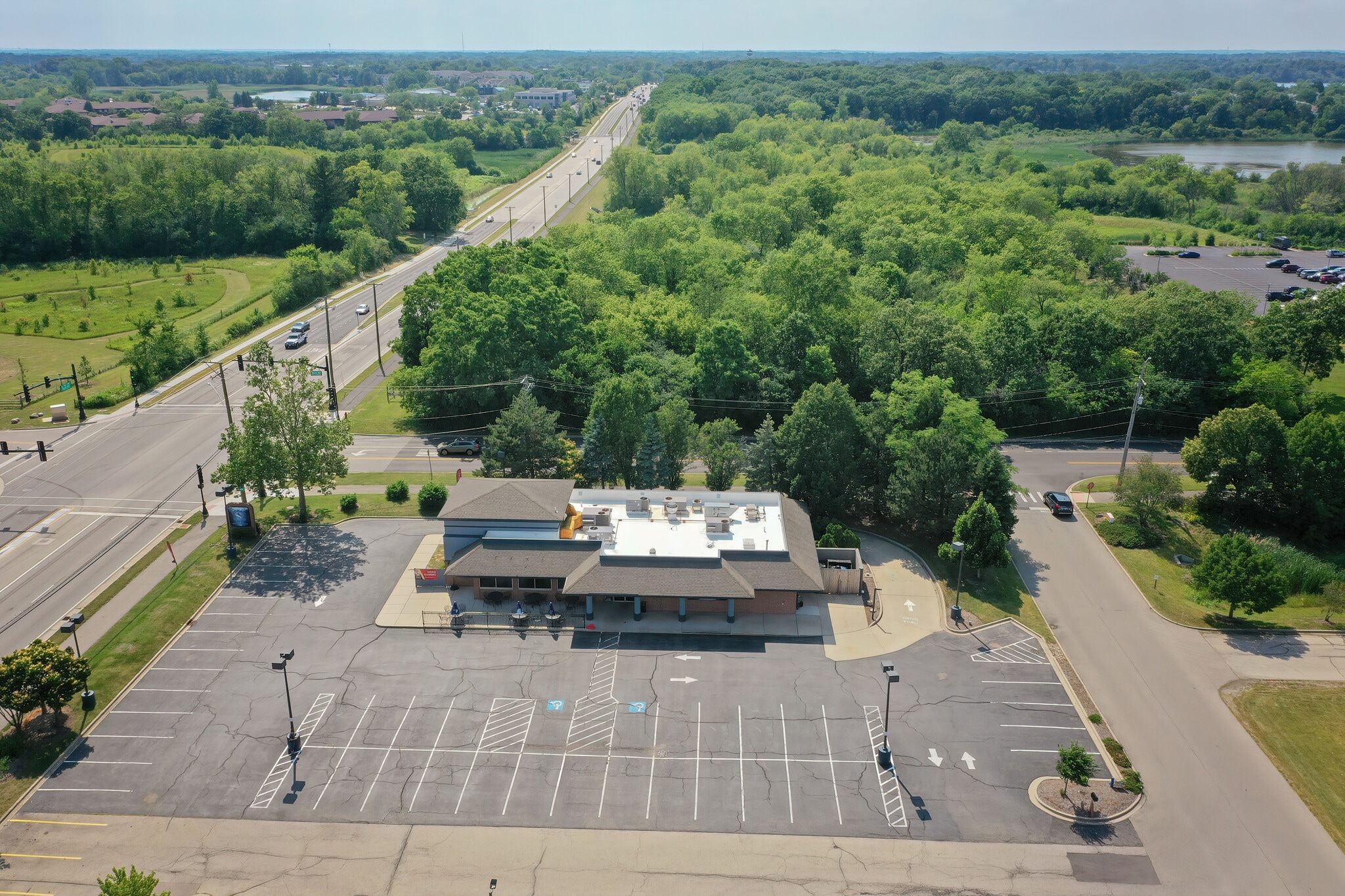 1440 Grand Ave, Lindenhurst, IL à vendre Aérien– Image 1 sur 25