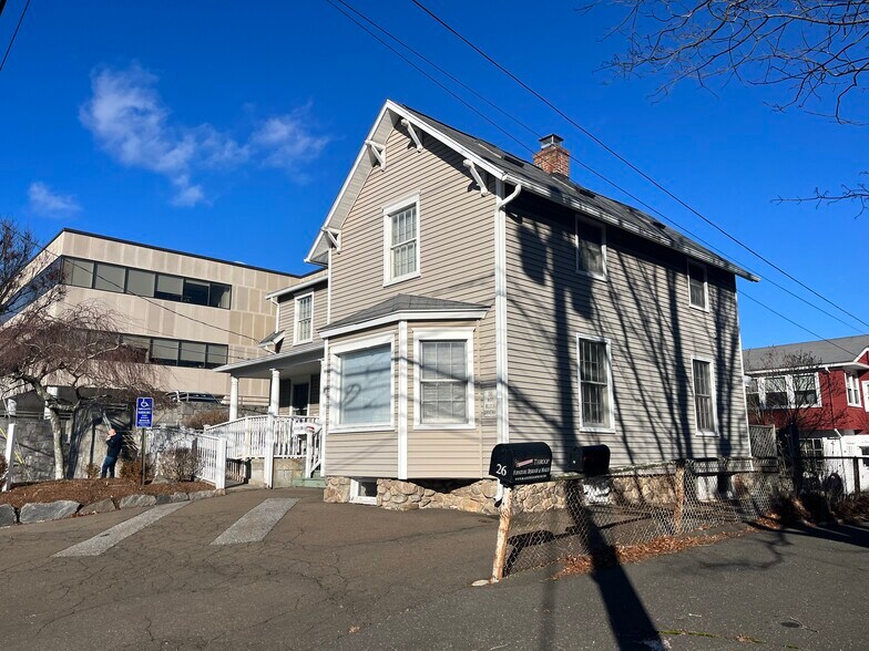 24 Grove St, New Canaan, CT à vendre - Photo de l’immeuble – Image 2 sur 9