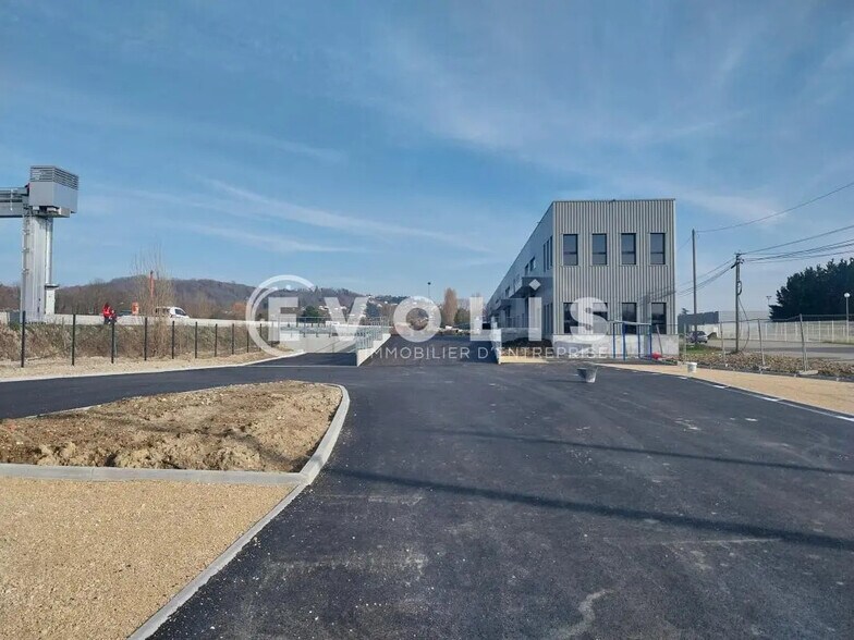 Local d’activités dans Bourgoin-Jallieu à louer - Photo de l’immeuble – Image 1 sur 17