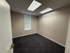 5012 Monument Ave, Richmond, VA à louer Photo de l’immeuble– Image 2 sur 8