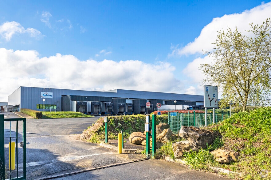 Local d’activités dans Saint-Ouen-l'Aumône à louer - Photo principale – Image 1 sur 2