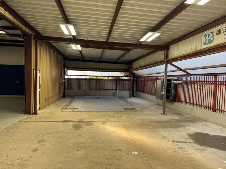 9333 Alberene Dr, Houston, TX à louer - Photo de l’immeuble – Image 2 sur 10