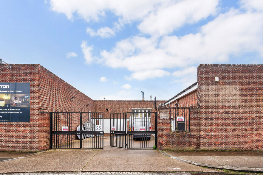 25 Lydden Rd, Londres à vendre - Photo de l’immeuble – Image 1 sur 11