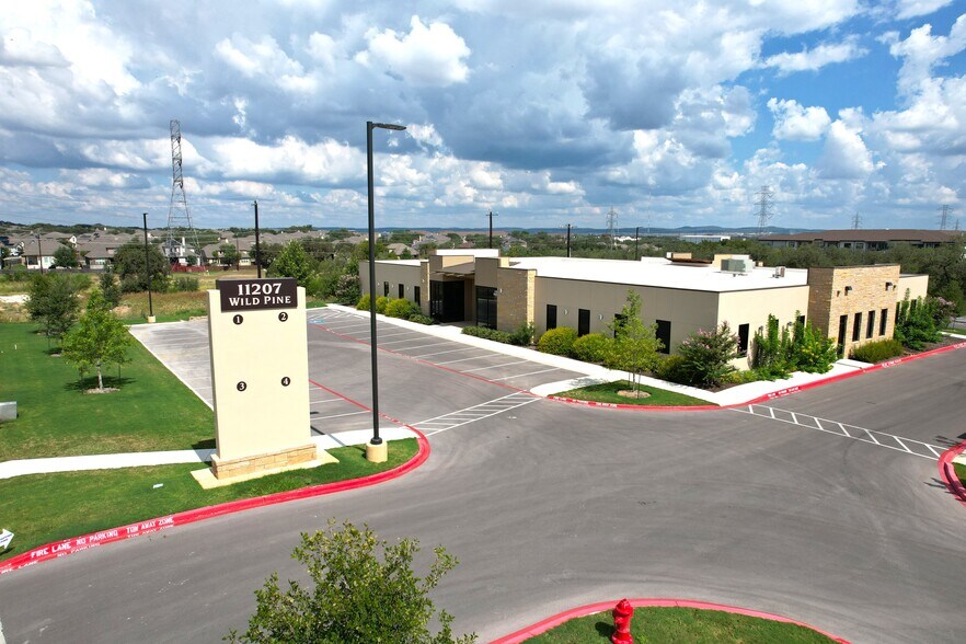 11207 Wild Pine, San Antonio, TX à louer - Photo de l’immeuble – Image 3 sur 17