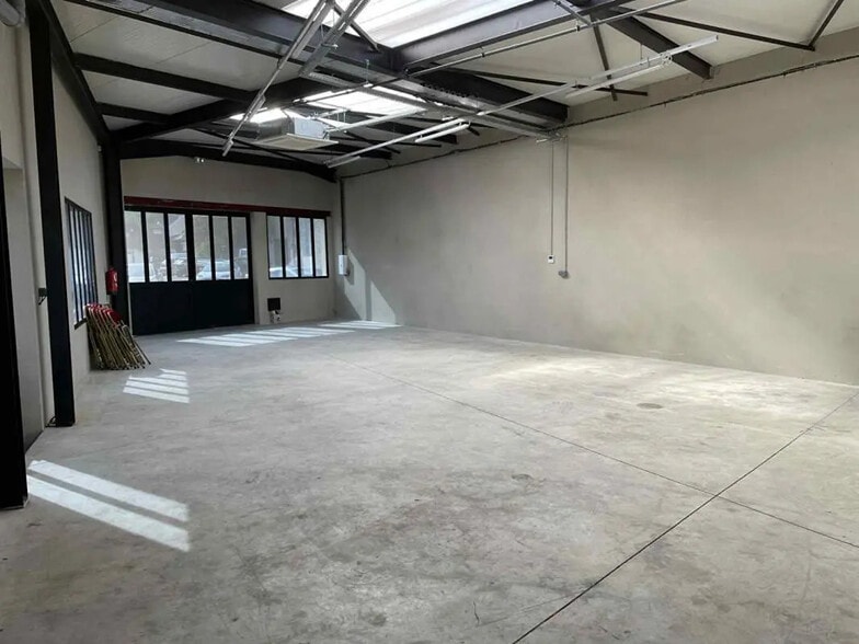 Local d’activités dans Asnières-sur-Oise à louer - Photo de l’immeuble – Image 3 sur 7