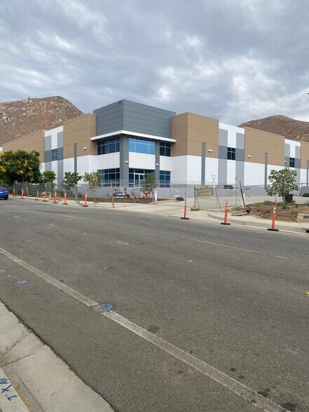 900 Marlborough ave, Riverside, CA à louer - Photo de l’immeuble – Image 3 sur 24