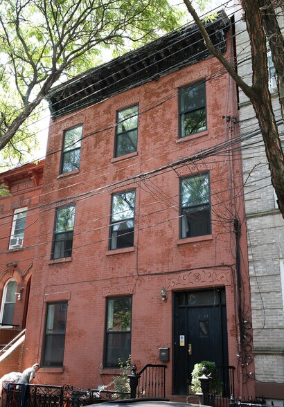 2144 45th Rd, Long Island City, NY à vendre - Photo de l’immeuble – Image 2 sur 16
