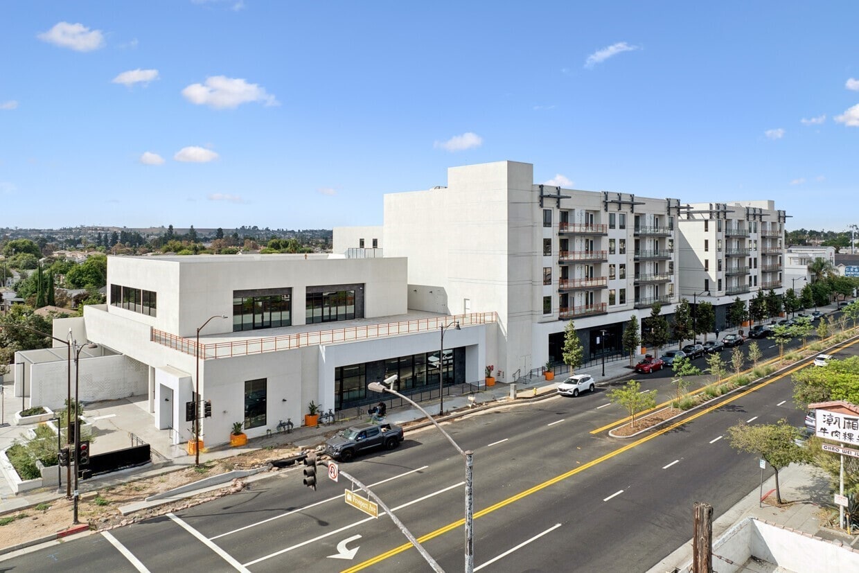 358-368 W Valley Blvd, San Gabriel, CA à louer Photo de l’immeuble– Image 1 sur 1