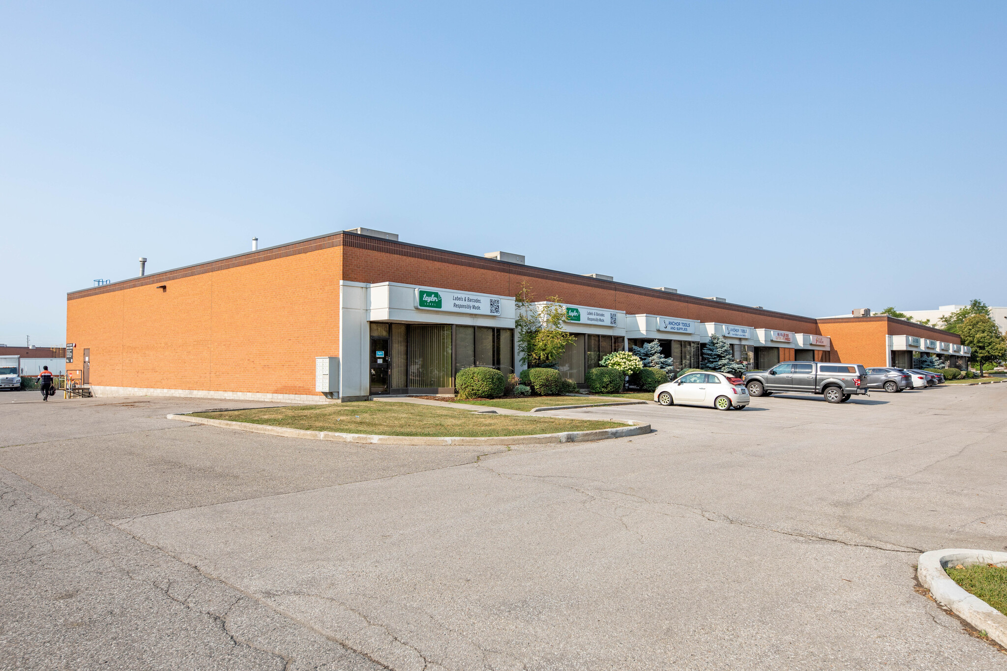 4 Paget Rd, Brampton, ON à louer Photo principale– Image 1 sur 4