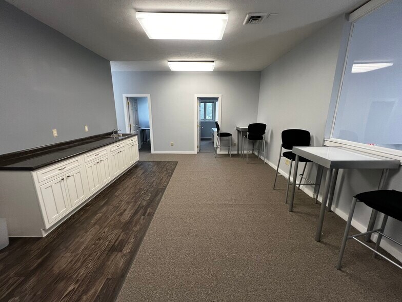 1000 Ohio Pike, Cincinnati, OH à louer - Photo de l’immeuble – Image 3 sur 32