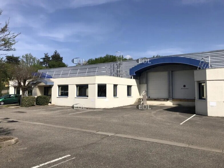 Local d’activités dans Saint-Genis-Laval à louer - Photo de l’immeuble – Image 2 sur 8